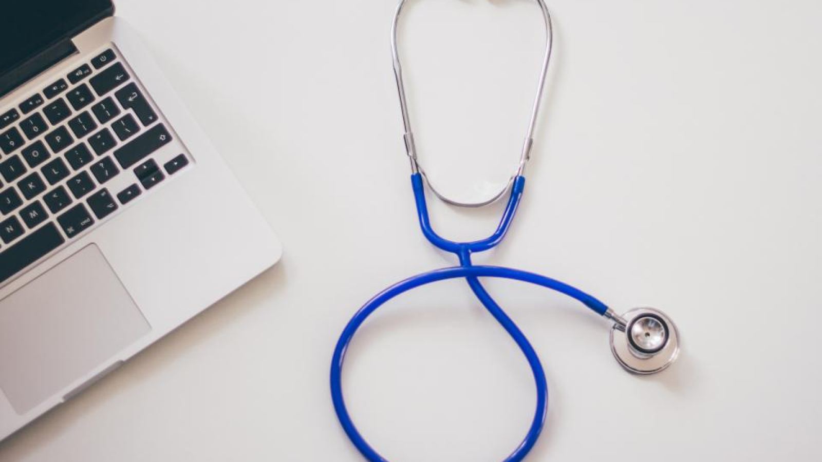 Mesa de consulta médica con un estetoscopio