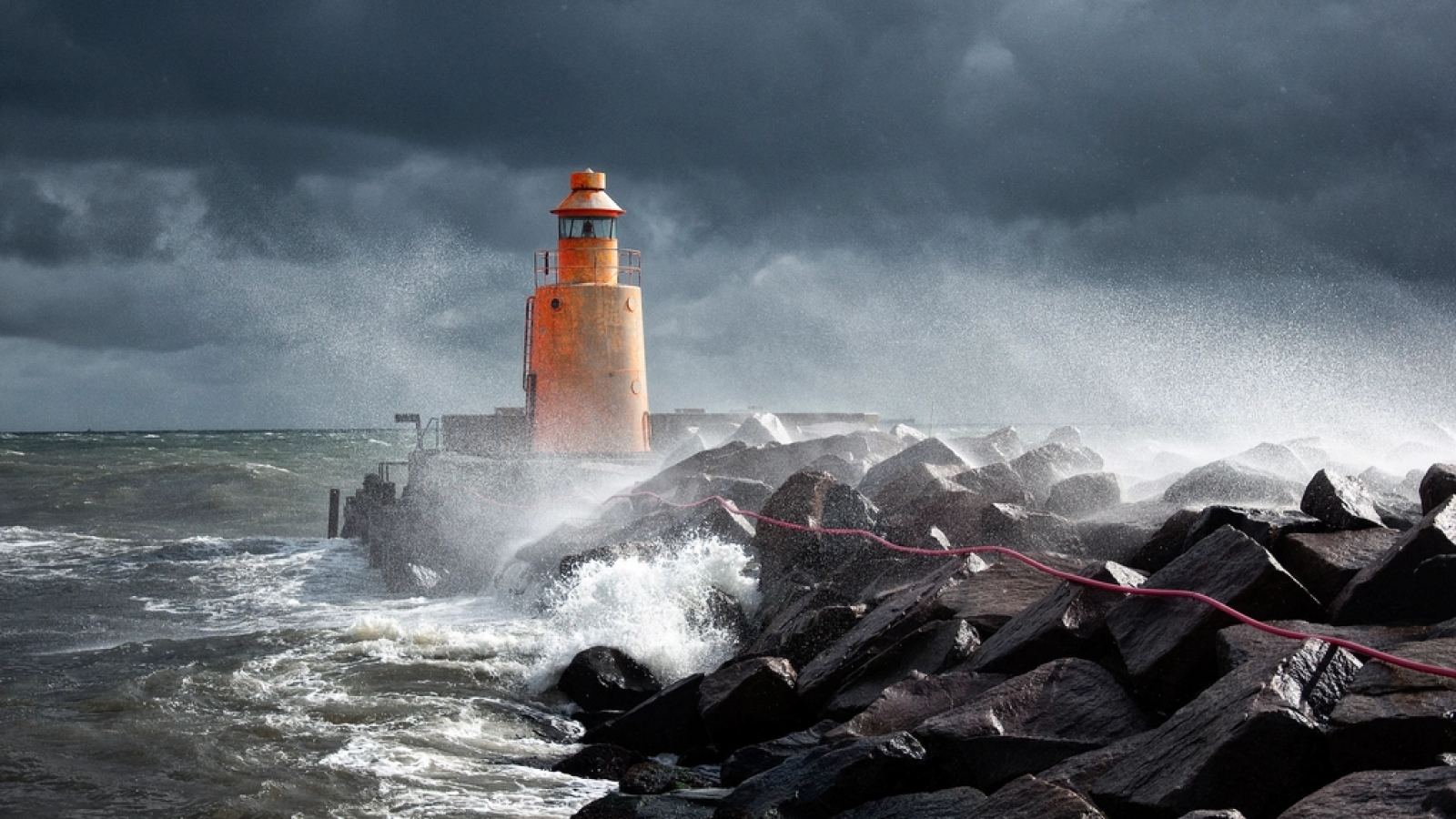 Faro frente a un mar agitado