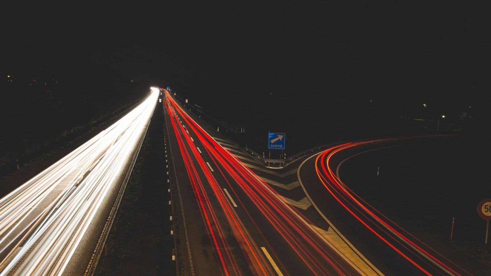 Carretera de noche con estelas de luz
