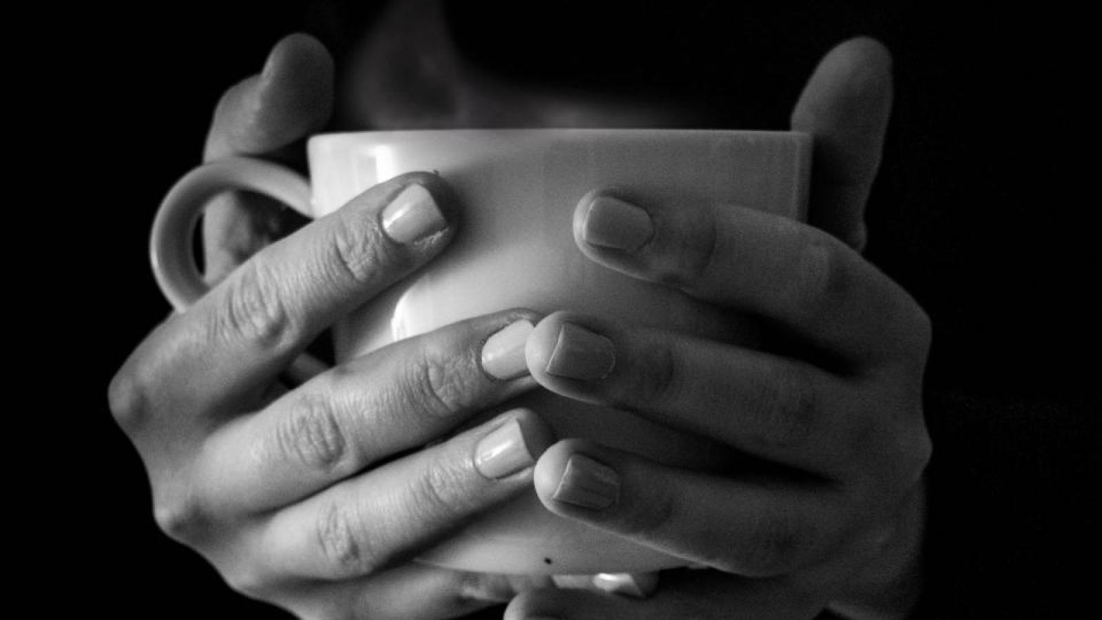 Taza caliente sostenida entre las manos