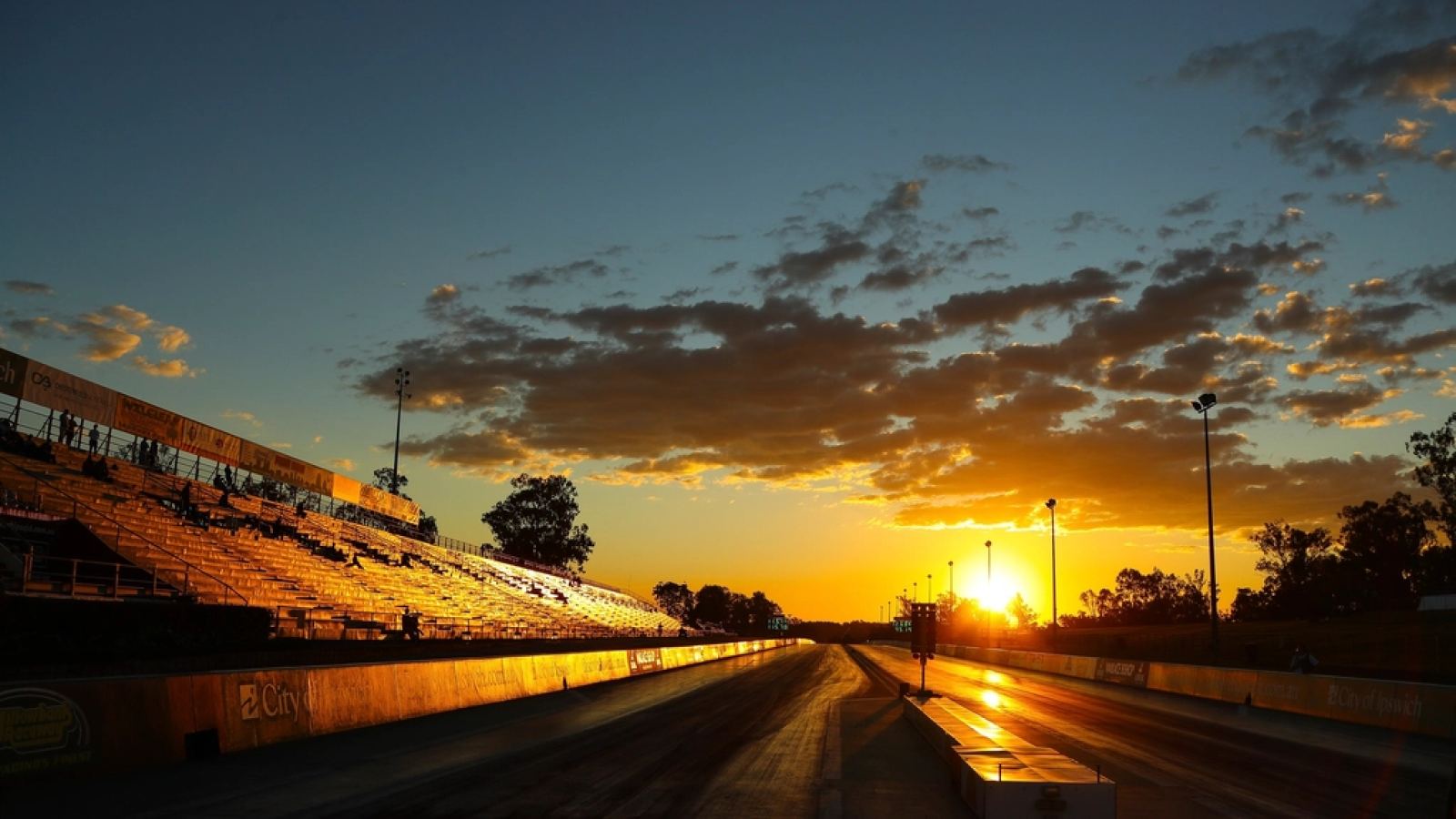 Amanecer sobre una pista de carreras vacía