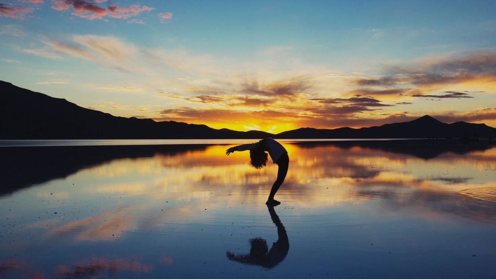 Persona haciendo yoga al amanecer