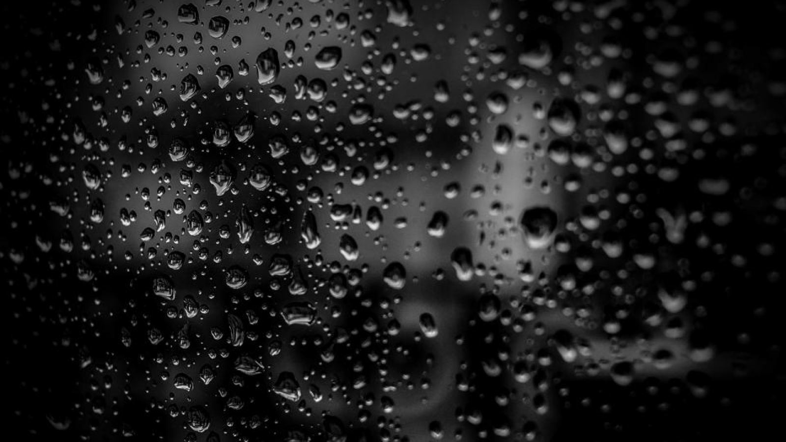 Gotas de lluvia sobre un cristal oscuro