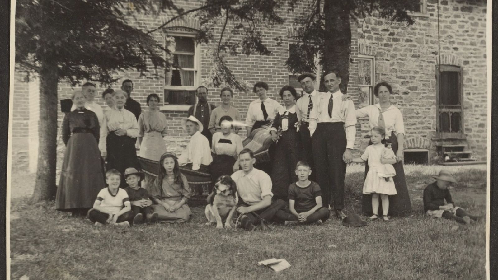 Fotografía antigua de una familia numerosa