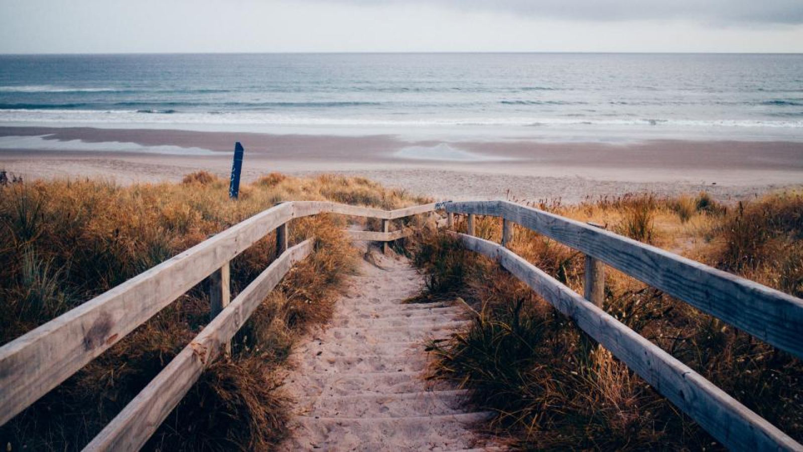 Pasarela de madera que lleva hasta la playa