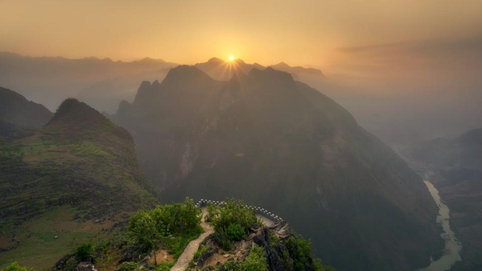 Montañas al amanecer vistas desde lo alto