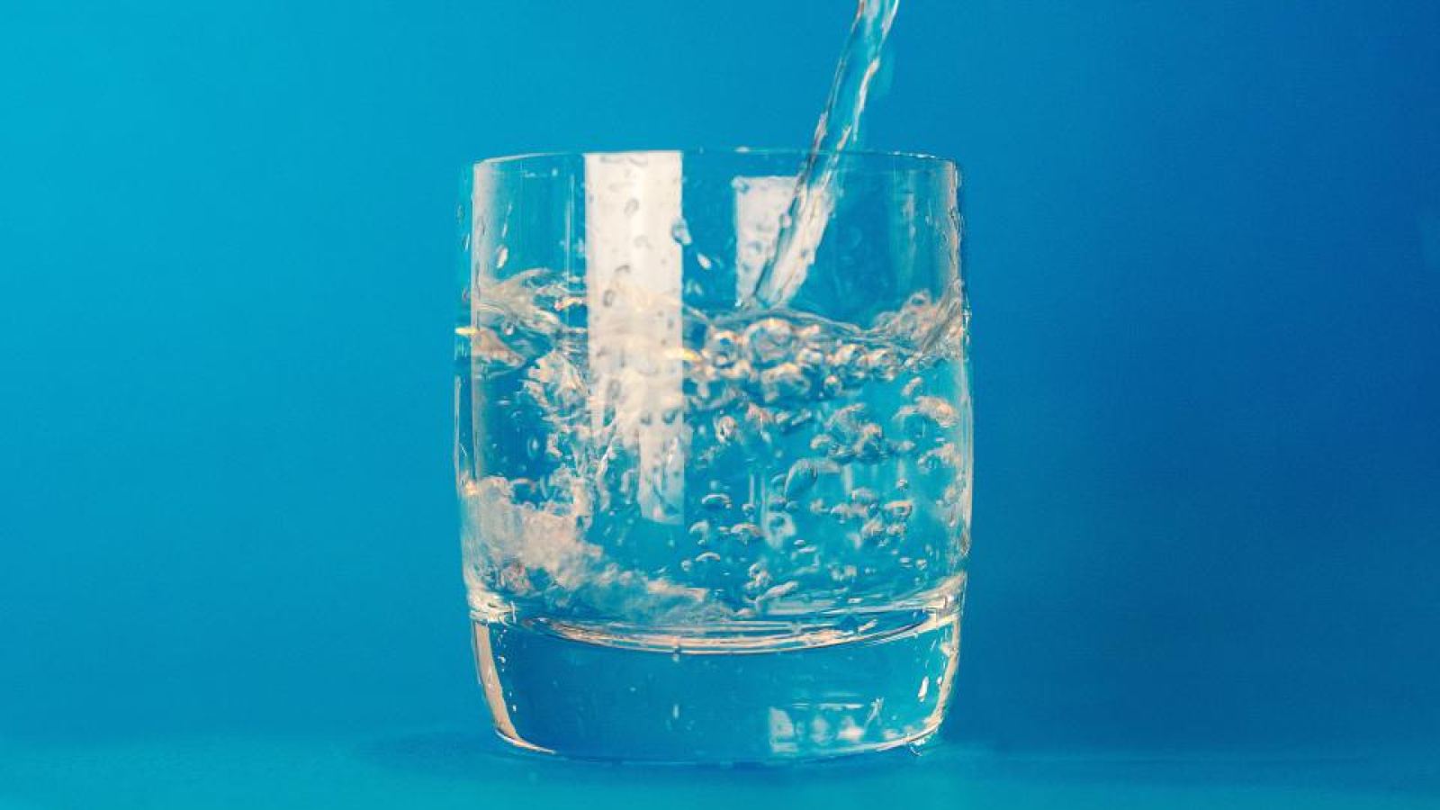 Vaso de agua sobre una mesa