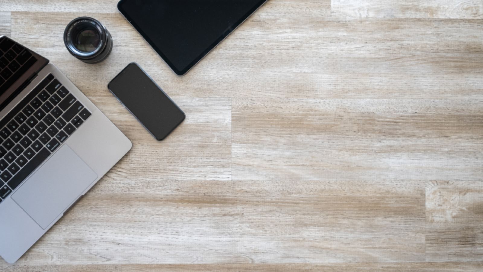 Mesa de trabajo con un ordenador portátil y un teléfono